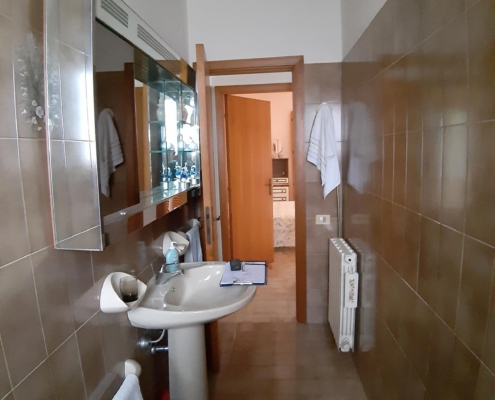 Ristrutturare un bagno stretto e lungo casa anni 70-80 Home Design Porto Recanati Macerata Bagno stretto e lungo da ristrutturare con sanitari allineati sulla stessa parete