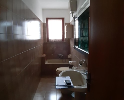 Ristrutturare un bagno stretto e lungo casa anni 70-80 NUOVOBAGNO ZEROSTRESS a Porto Recanati e Ancona Bagno stretto e lungo da ristrutturare di una casa degli anni 70-80