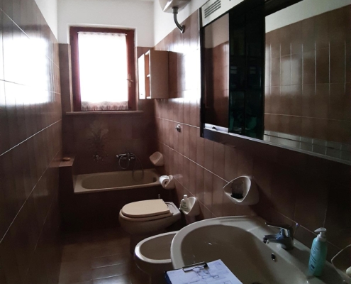 Ristrutturare un bagno stretto e lungo sanitari allineati sulla stessa parete NUOVOBAGNO ZEROSTRESS Porto Recanati Bagno stretto e lungo da ristrutturare con tutti i sanitari allineati sulla stessa parete