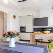 Grande open space con cucina a penisola